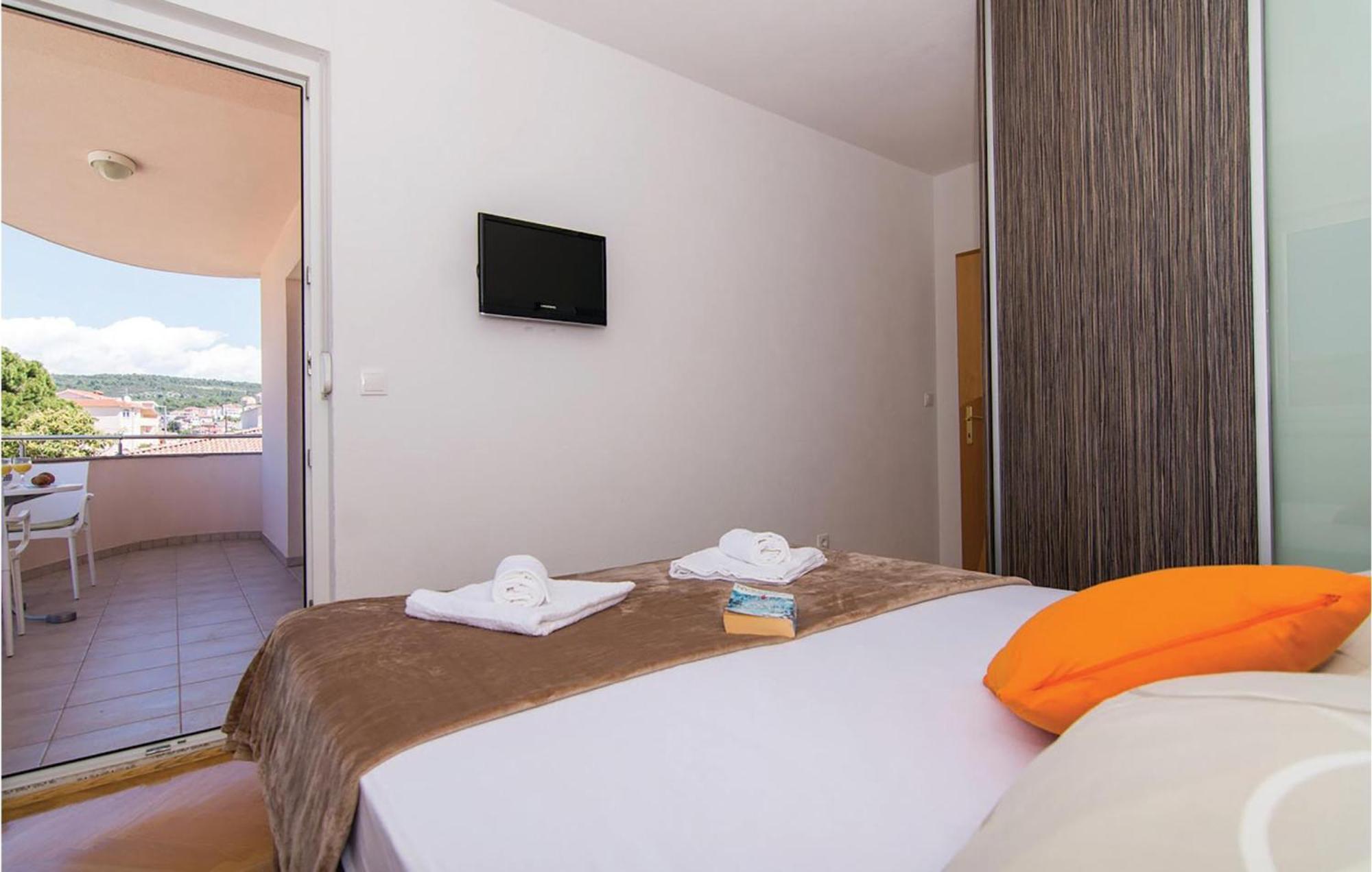 1 Bedroom Stunning Apartment In Okrug Gornji Trogir Kültér fotó
