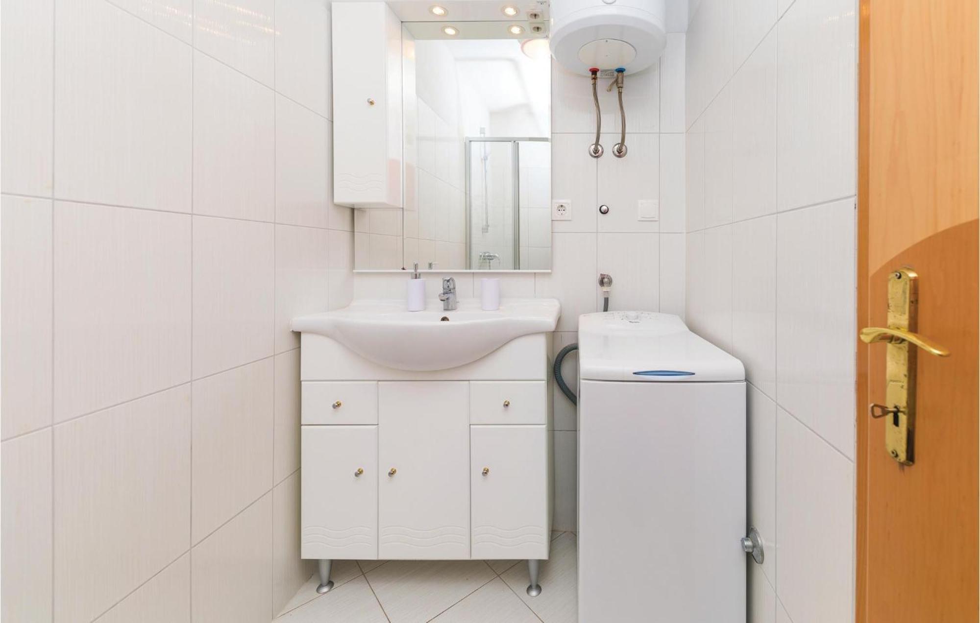 1 Bedroom Stunning Apartment In Okrug Gornji Trogir Kültér fotó
