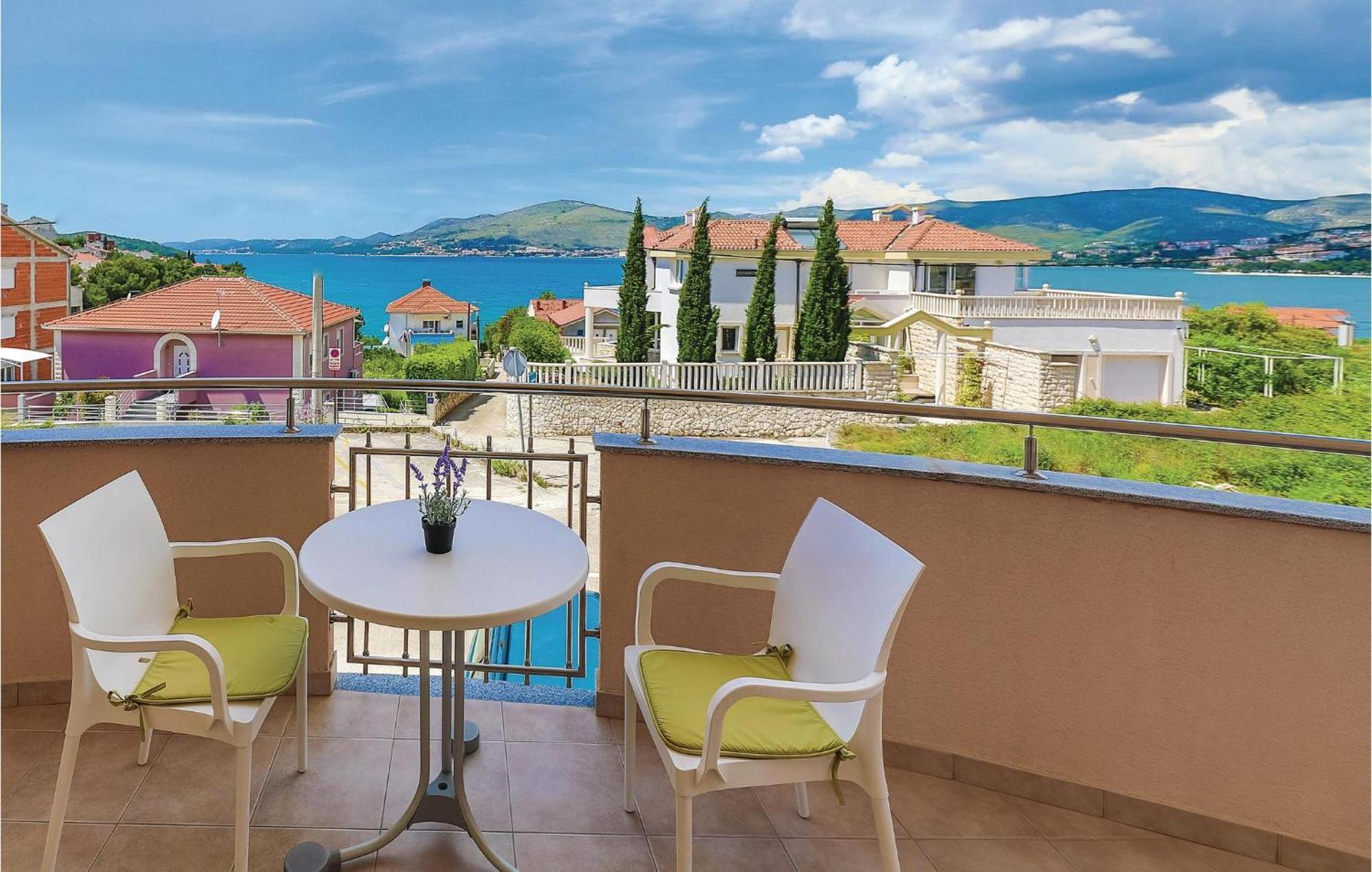 1 Bedroom Stunning Apartment In Okrug Gornji Trogir Kültér fotó